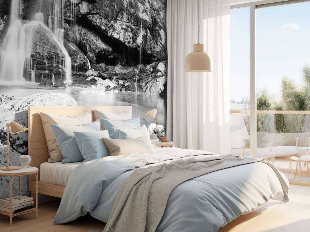 Wodospad nad kamiennym murem. 