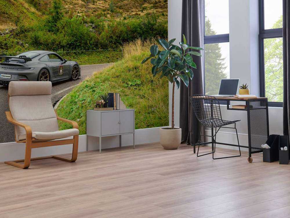 Sportowy samochód przez górską mgłę