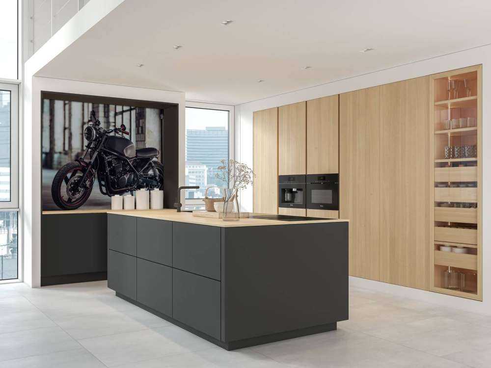 Matowy czarny motocykl