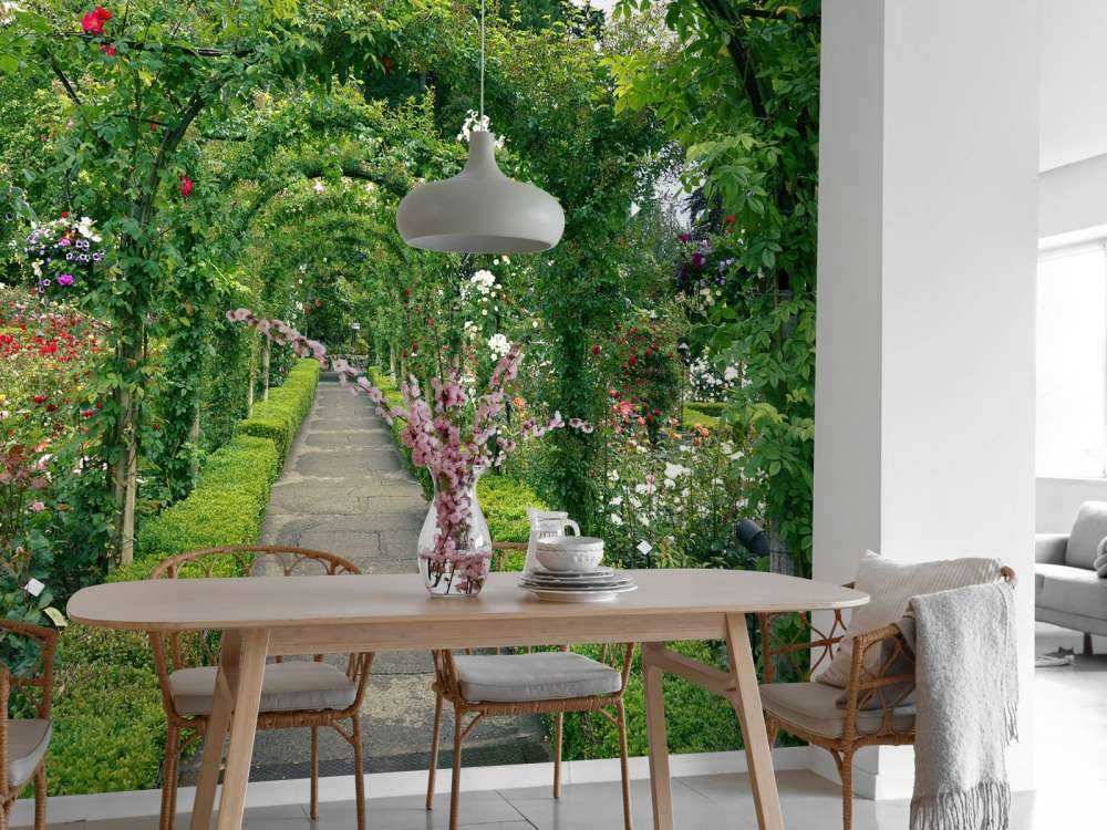 Ścieżka przez ogród różany