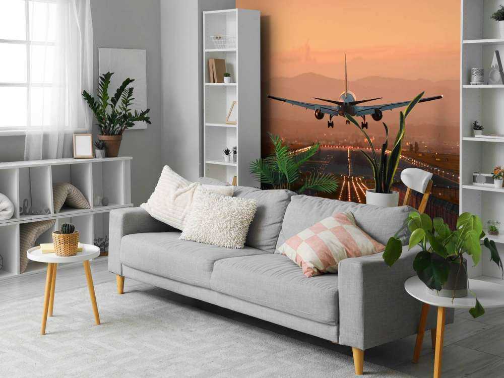 Samolot do lądowania w wieczornym słońcu