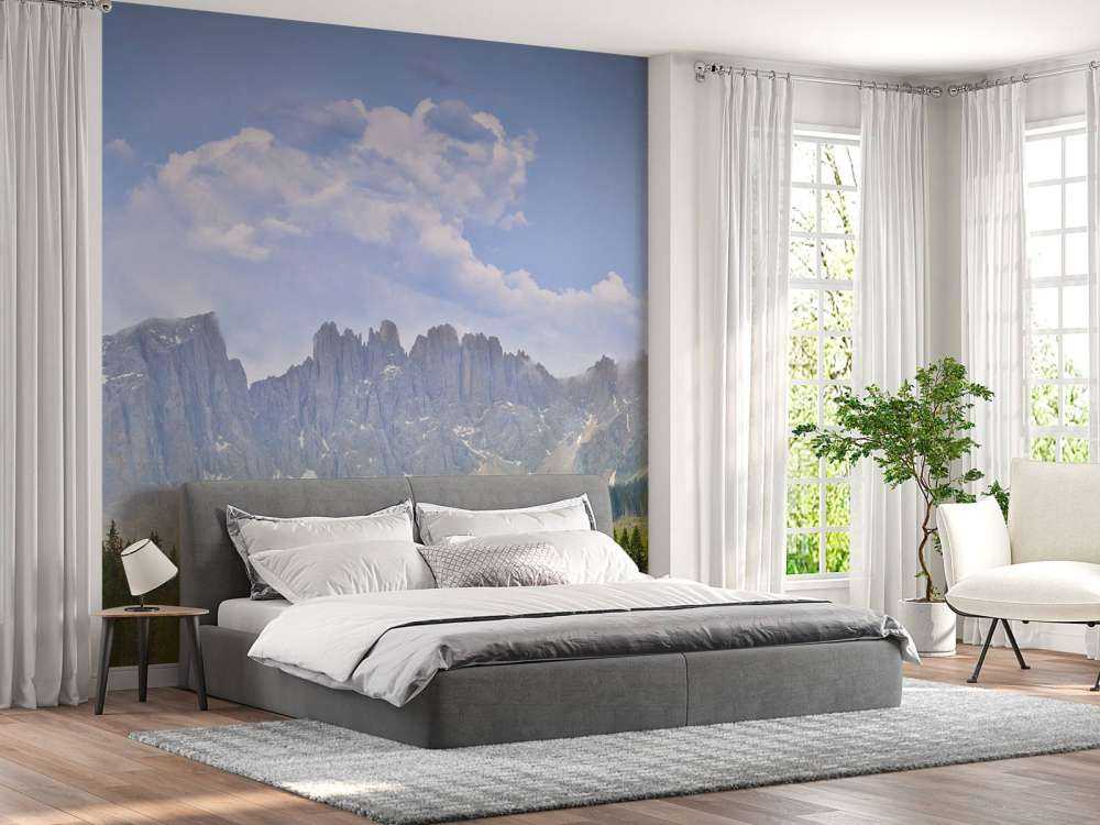 Góry z drzewami i chmurami