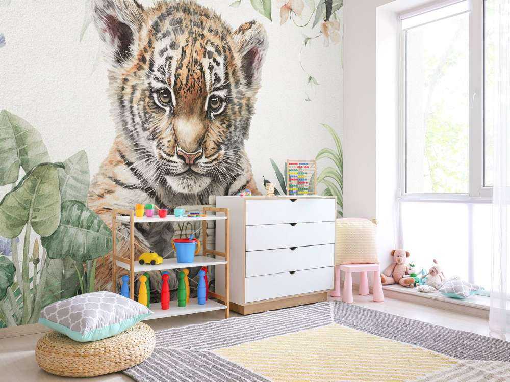 Śliczny tygrys z roślinami