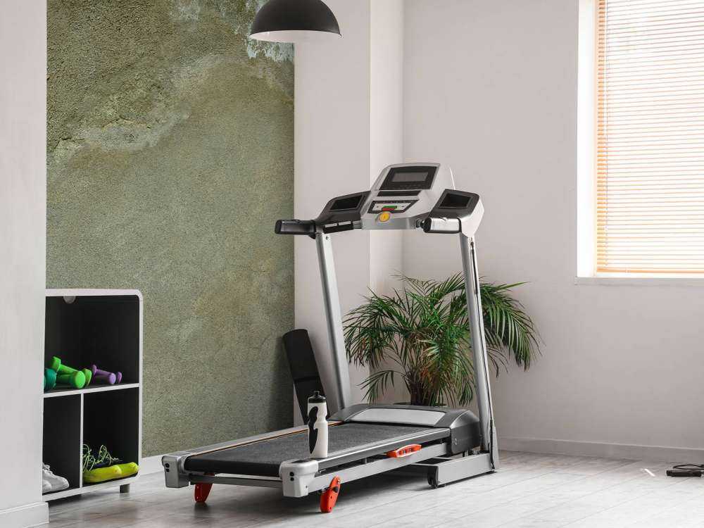 Ściana z odrestaurowanym stiukiem