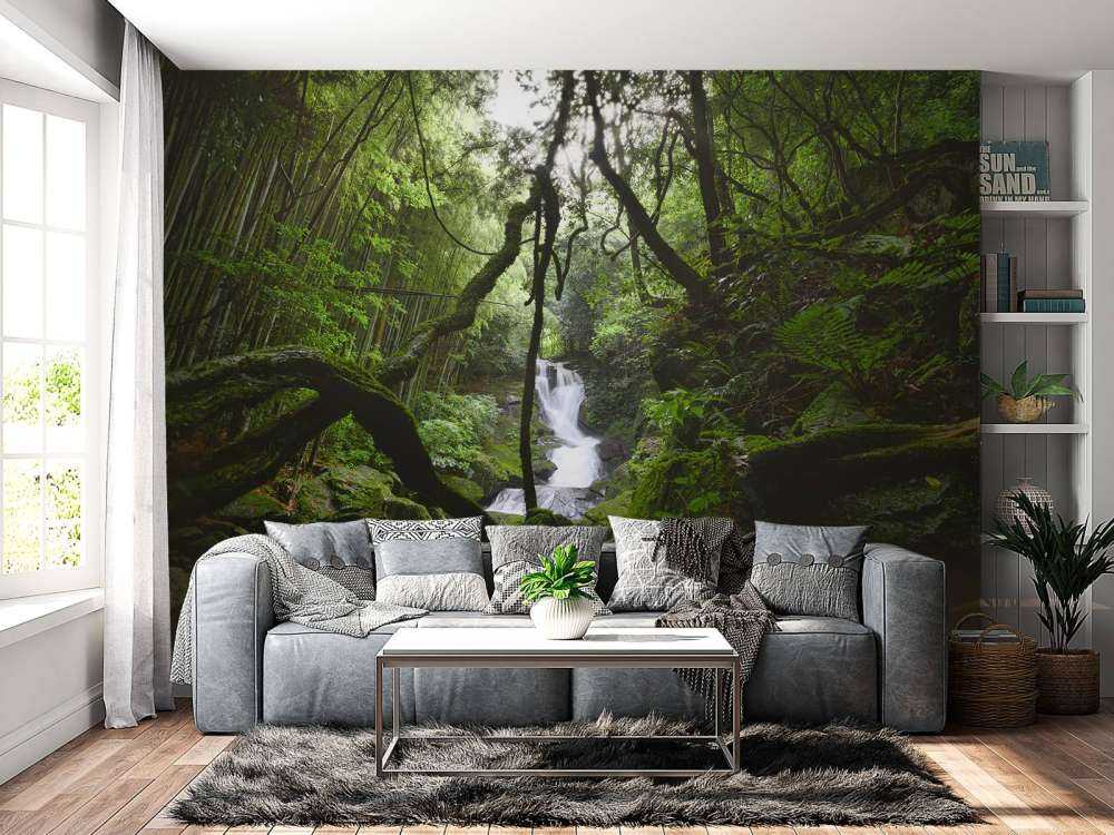 Wodospad otoczony drzewami