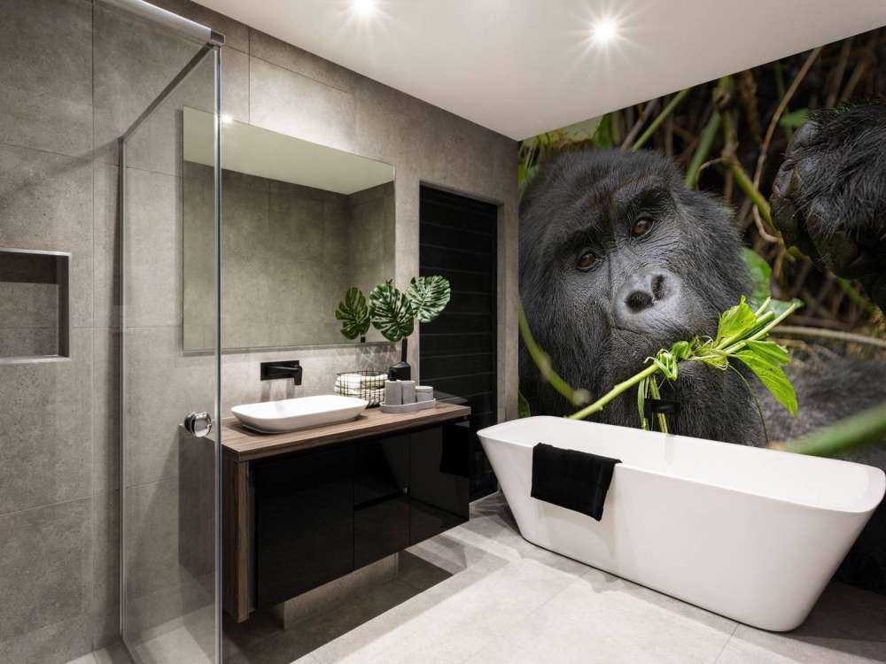 Goryl między gałęziami