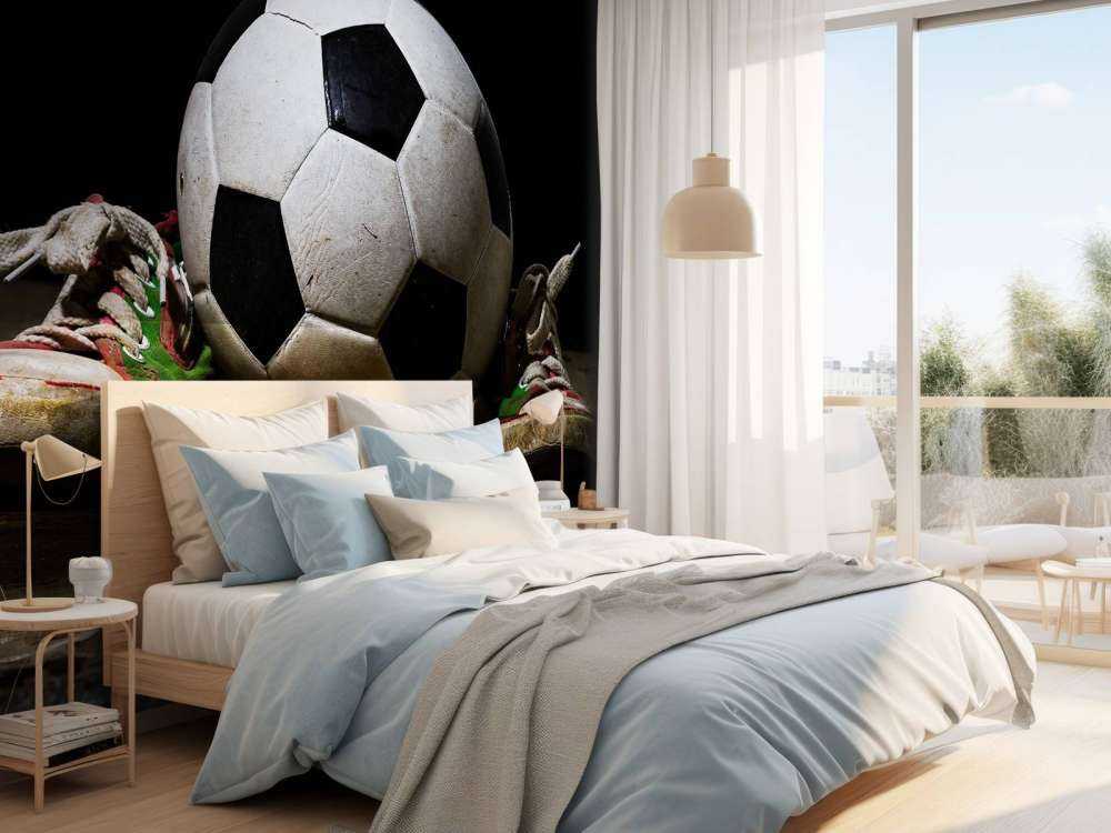 Piłka nożna pomiędzy dwoma trampkami