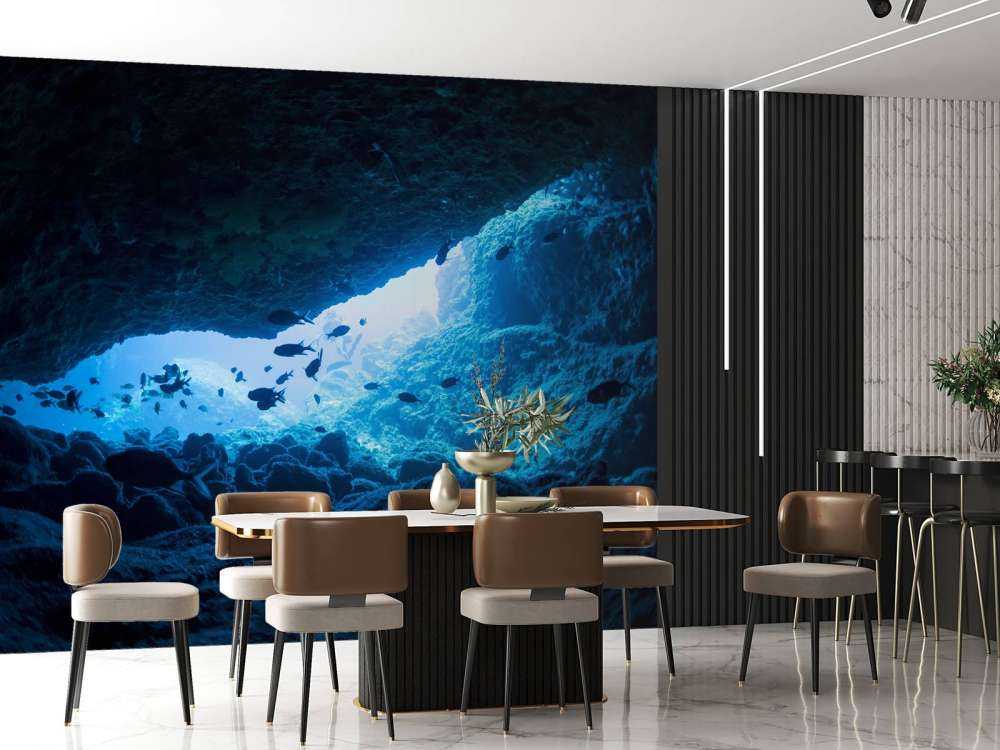 Wąska jaskinia z rybami