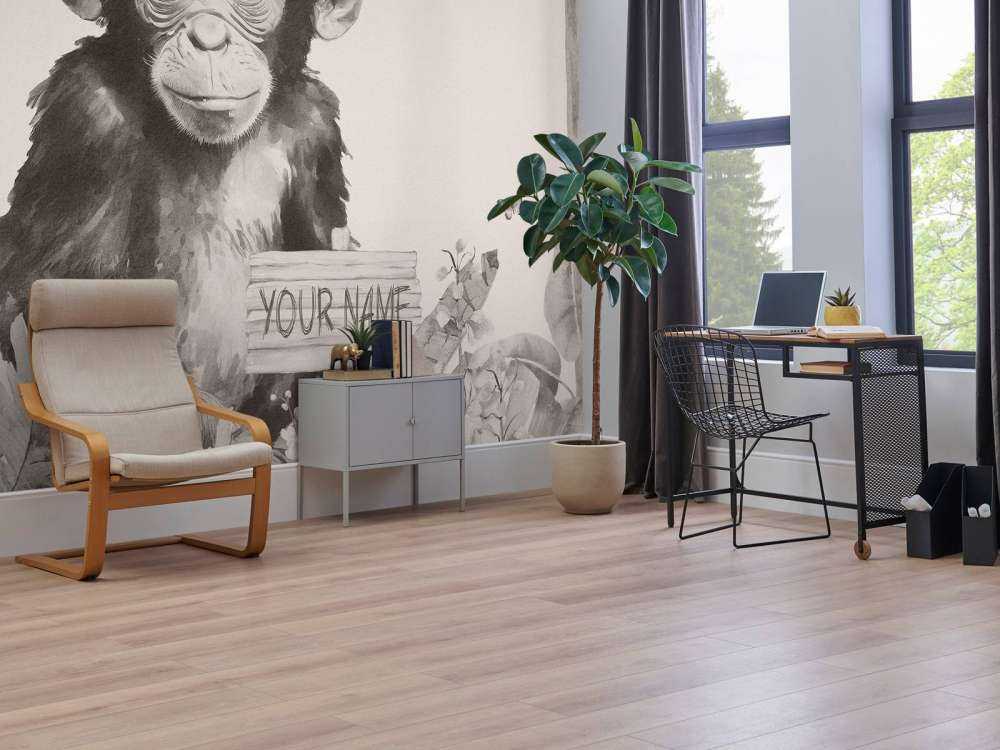 Mały szympans w beżowej dżungli