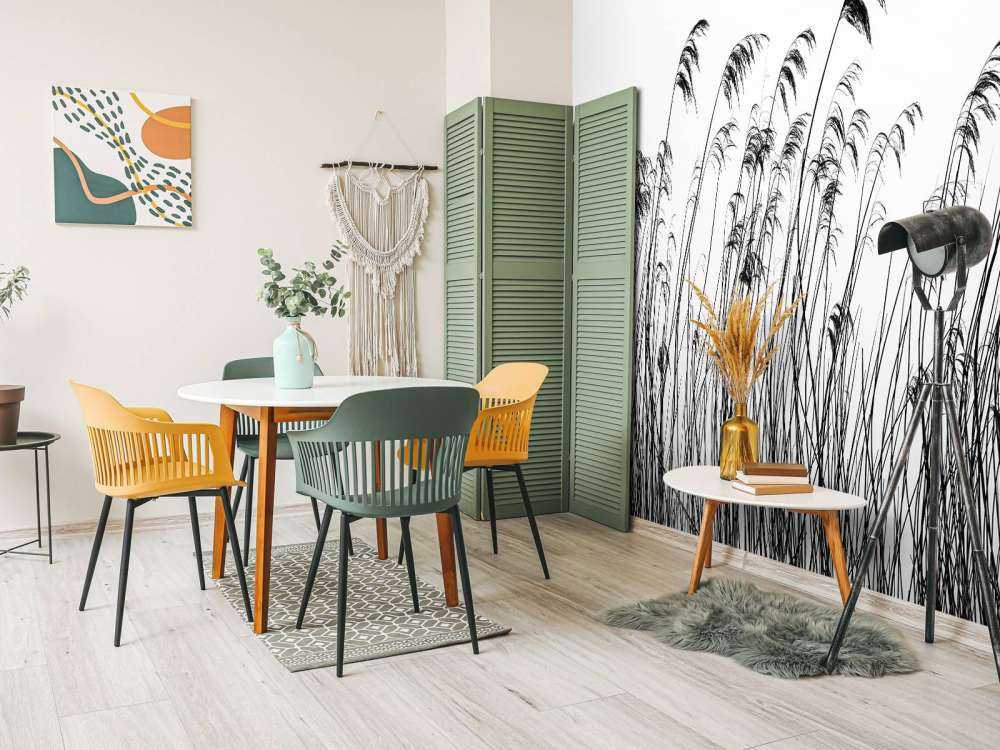 Trzcina wzdłuż nabrzeża w czerni i bieli