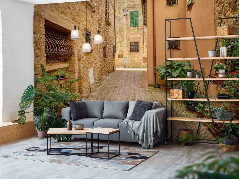 Ulica z roślinami i kwiatami