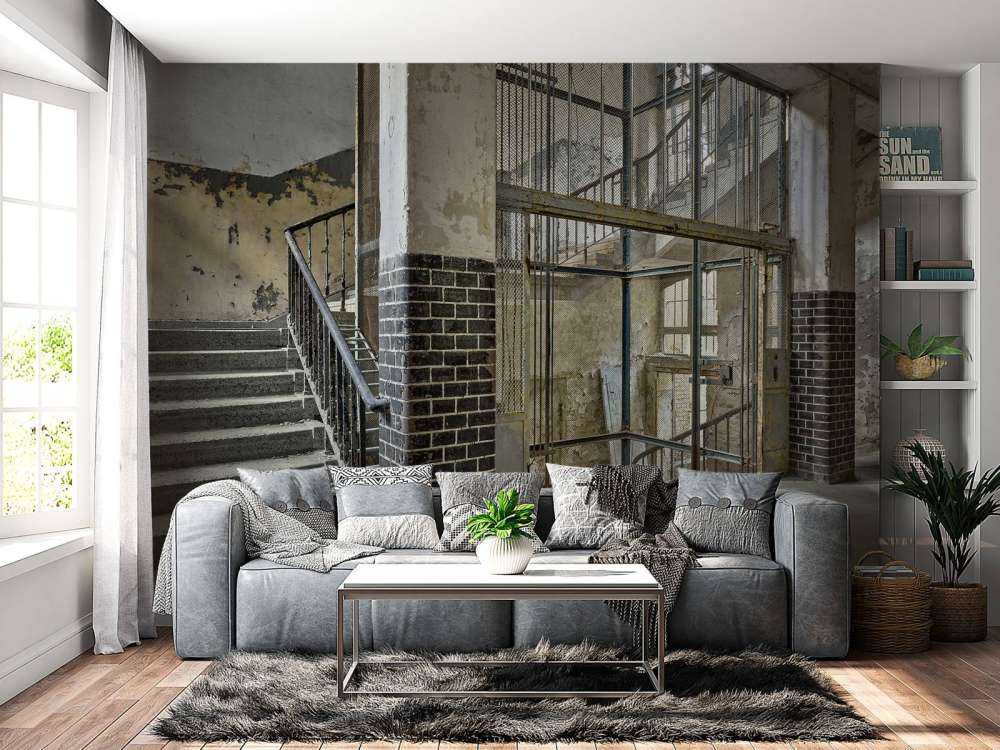 Stary szyb windowy ze schodami