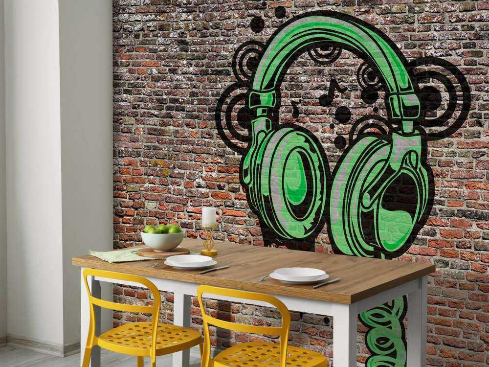 Graffiti na starej ceglanej ścianie