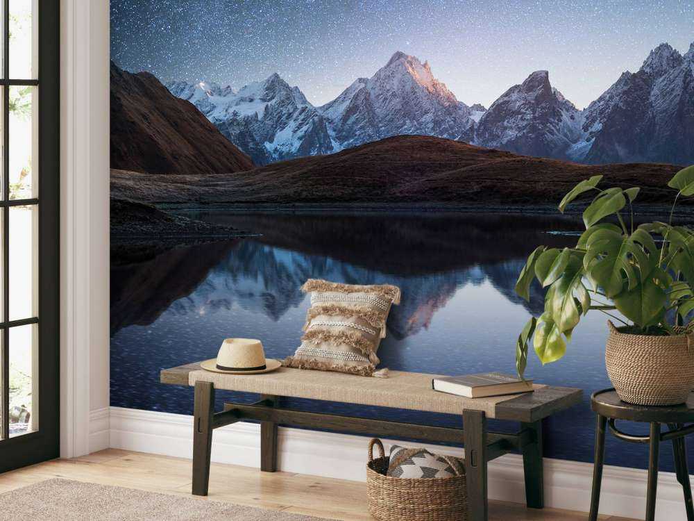 Góry pokryte śniegiem w nocy