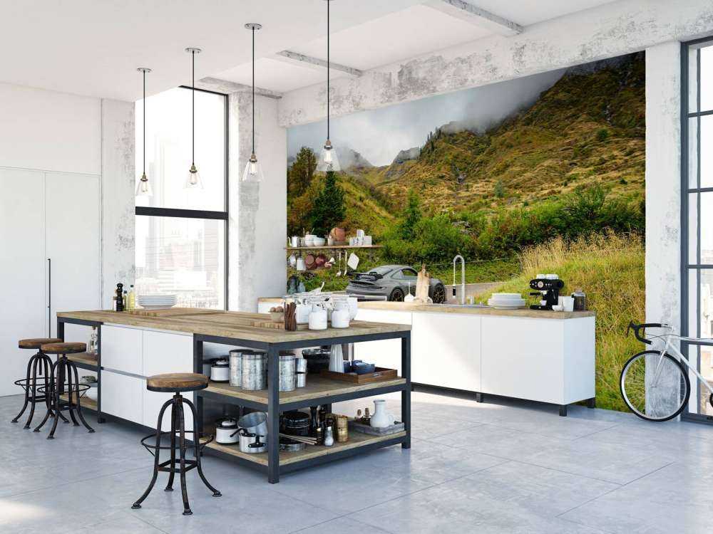 Sportowy samochód przez górską mgłę