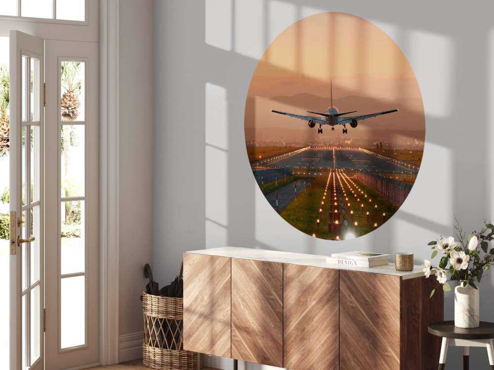 Samolot do lądowania w wieczornym słońcu