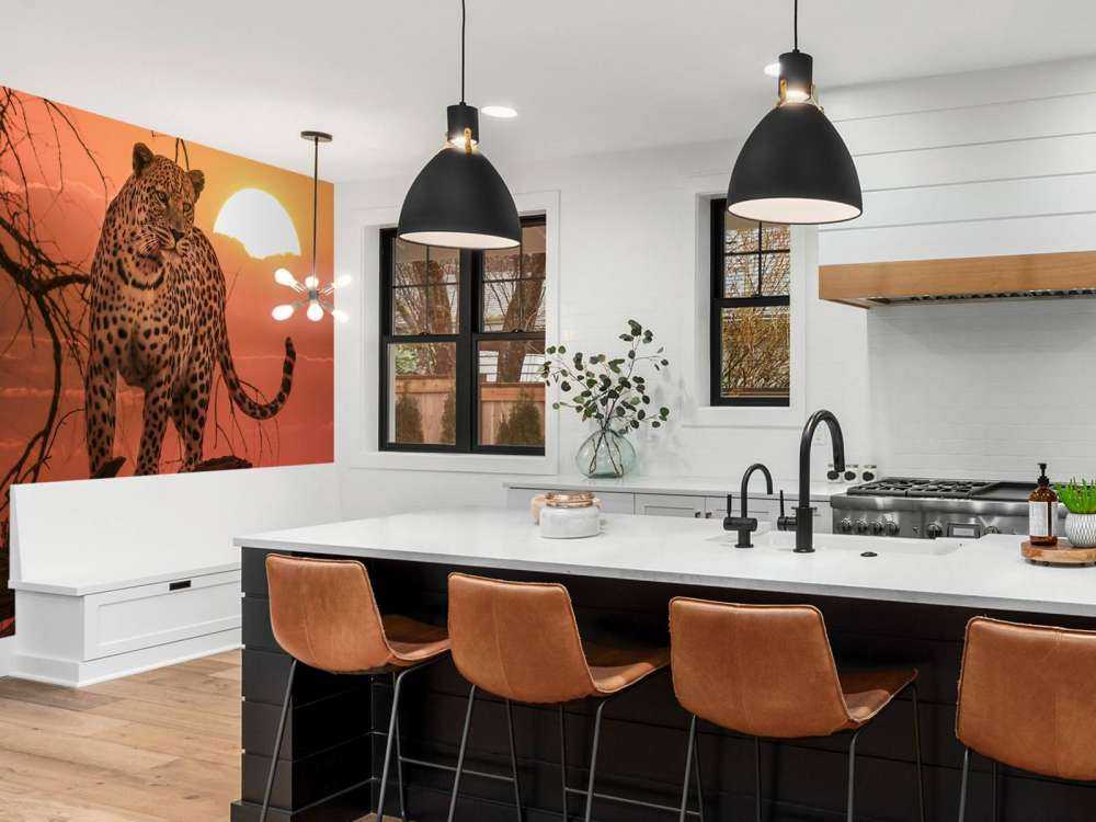 Lampart na tle zachodzącego słońca