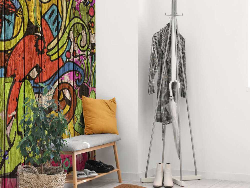 Uliczne graffiti na starym drewnie