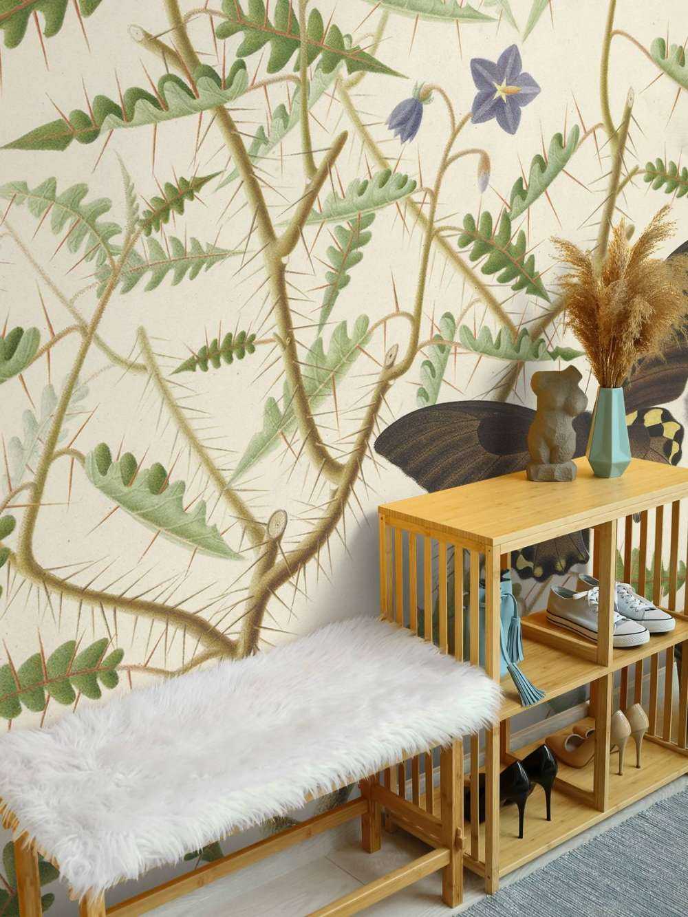 Kwitnący krzew z dwoma egzotycznymi motylami