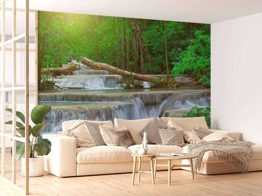 Szeroki wodospad w lesie