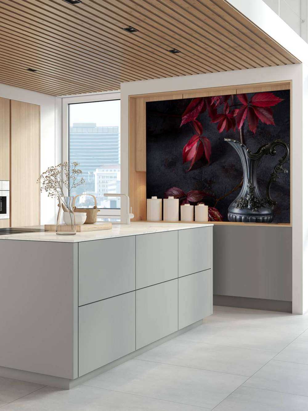 Puszka z czerwonym winem i czerwonymi owocami