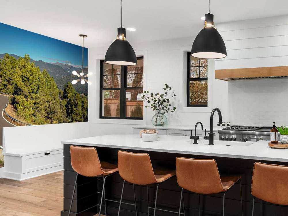 Limonkowa BMW na górskiej drodze