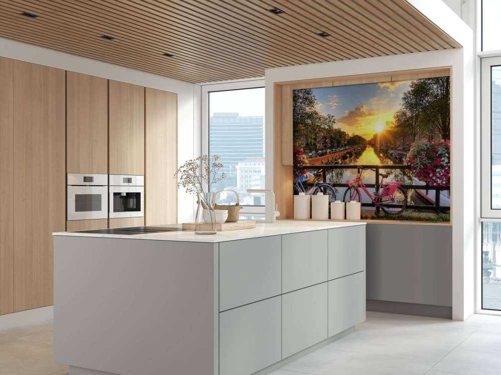 Jazda na rowerze na moście z kwiatami