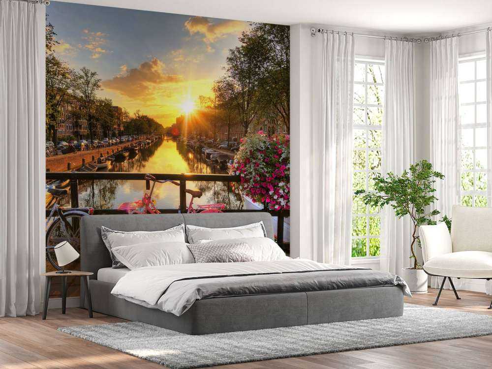 Jazda na rowerze na moście z kwiatami