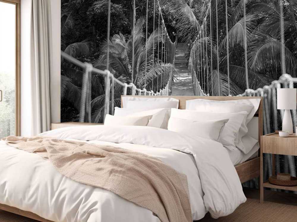 Drewniany mostek między palmami