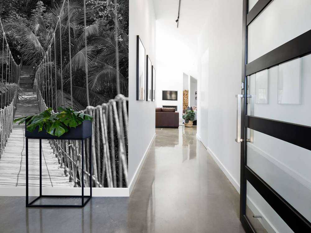 Drewniany mostek między palmami