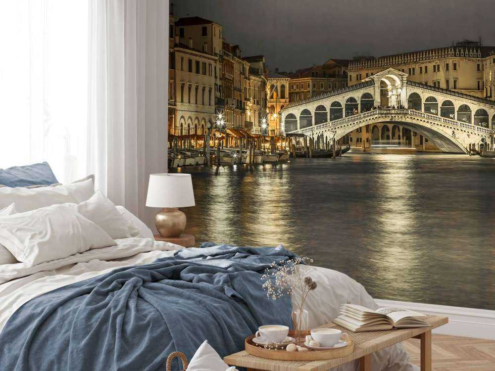 Most Rialto wieczorem