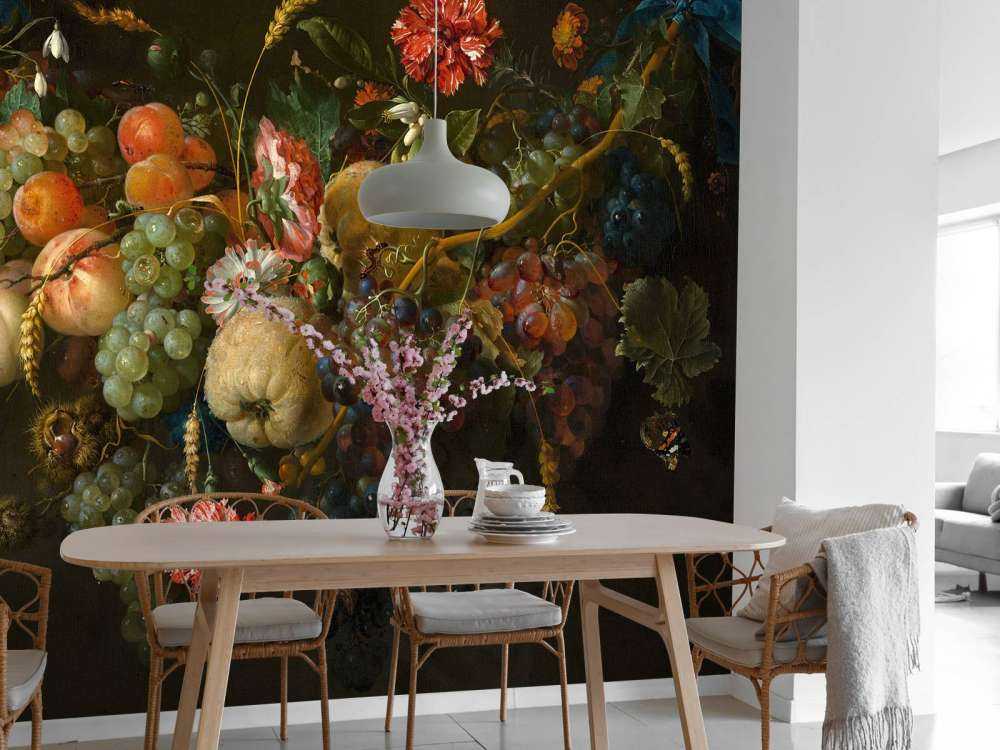 Wianek z owoców z kilkoma kwiatami