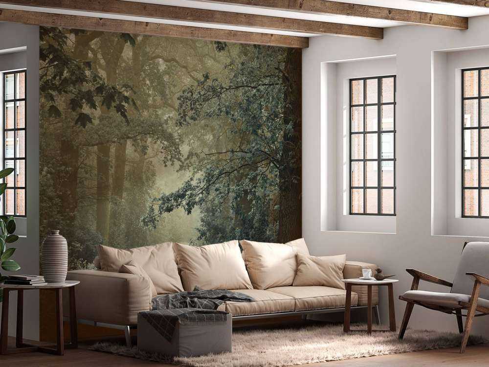 Ścieżka przez las z mgłą