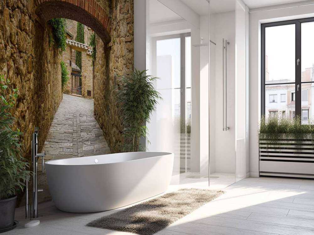 Łuk z czerwonymi kwiatami