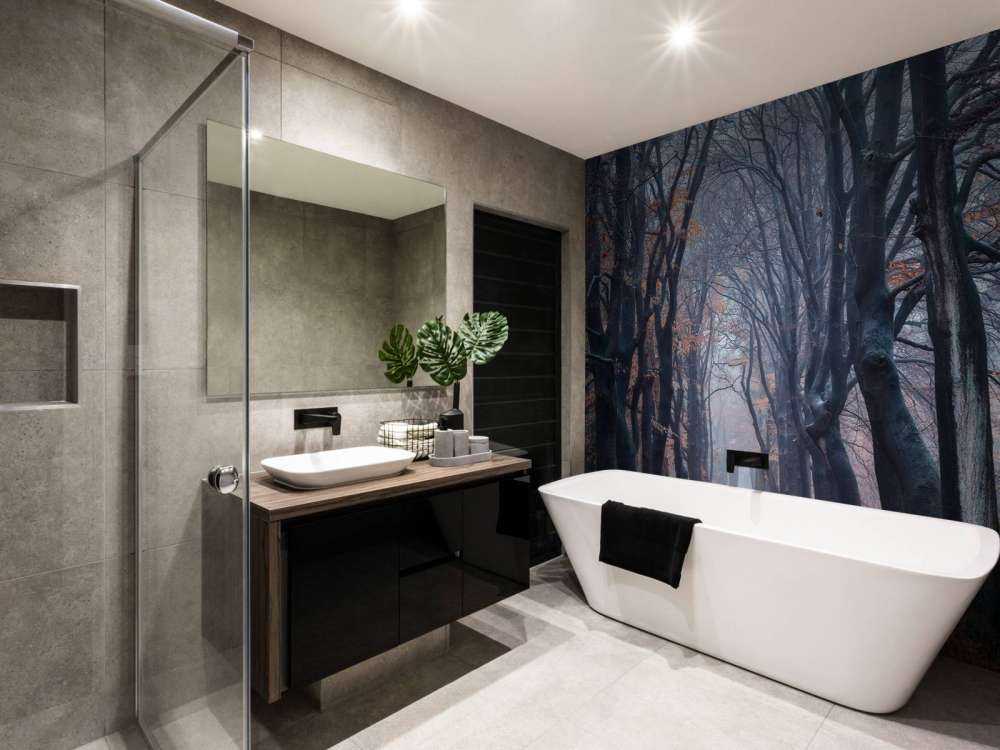 Leśna ścieżka z liśćmi