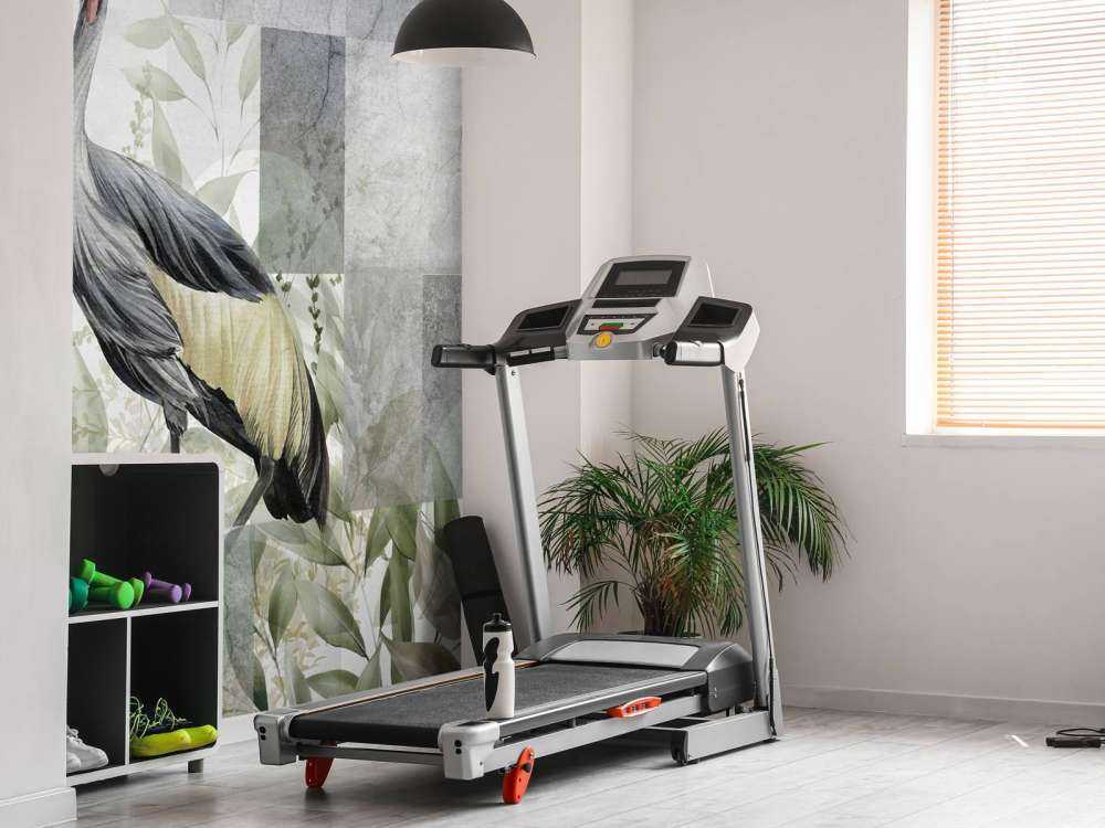 Żuraw wśród liści