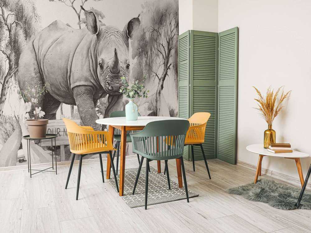 Mały nosorożec na sawannie beżowy