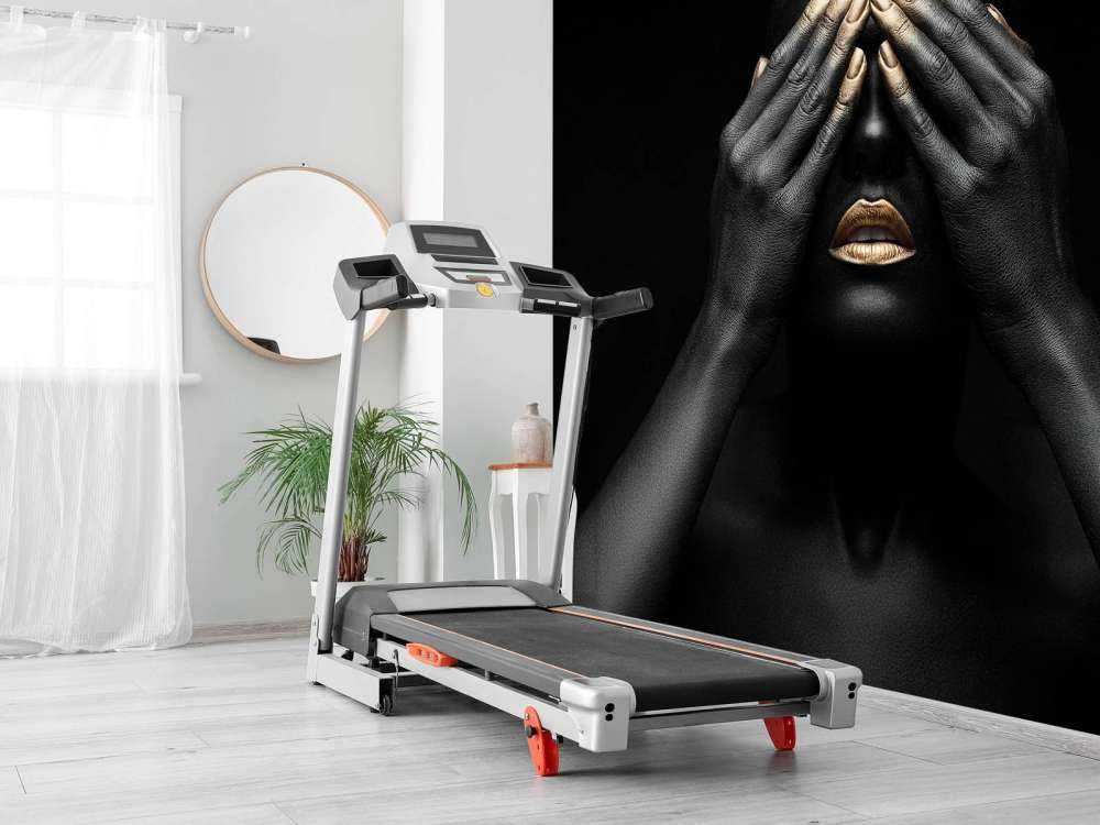 Kobieta z rękami na oczach