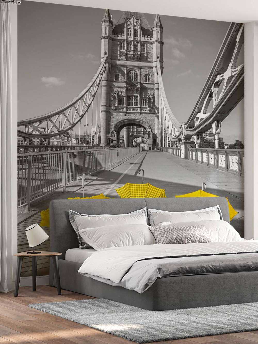 Żółte parasolki na moście wieżowym