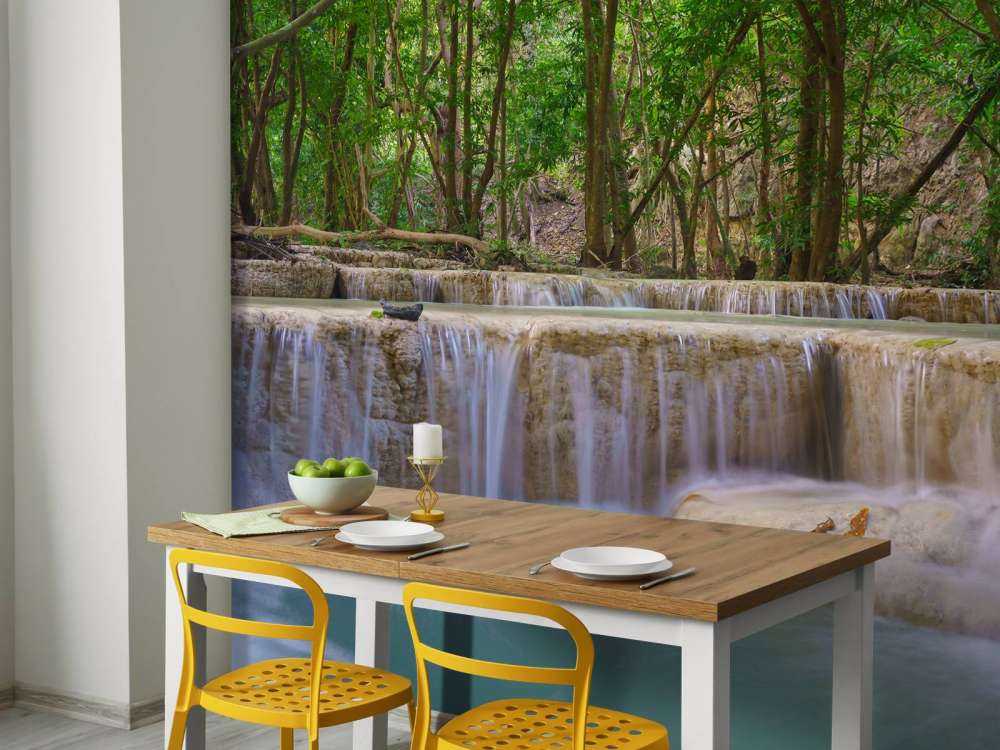 Wodospad w głębokim lesie deszczowym