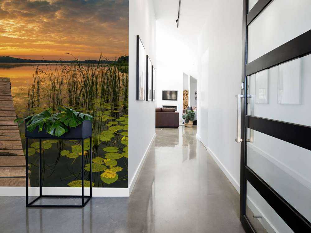 Wschód słońca nad jeziorem