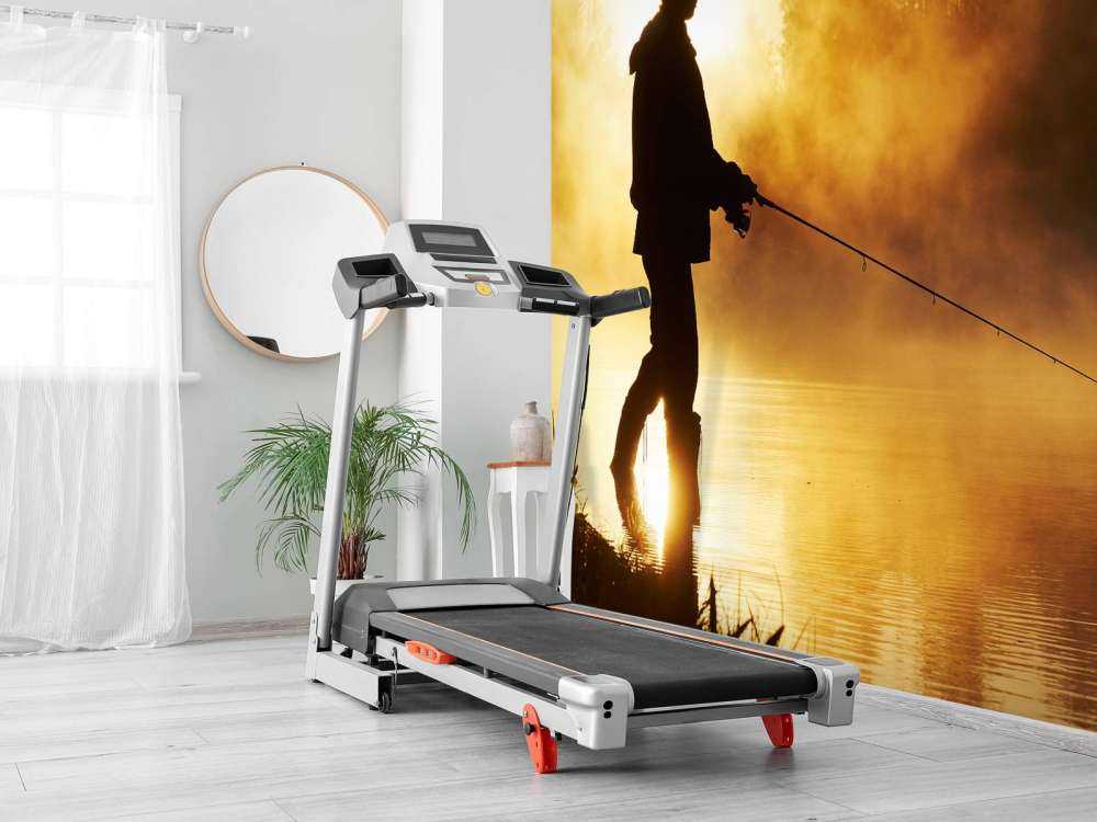 Rybak o wschodzie słońca