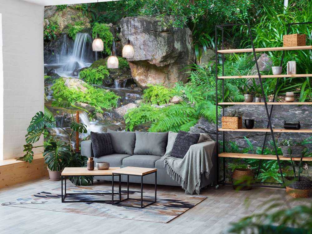 Wodospad z roślinami tropikalnymi