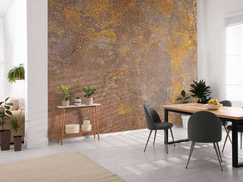 Stara ściana z żółtym stiukiem