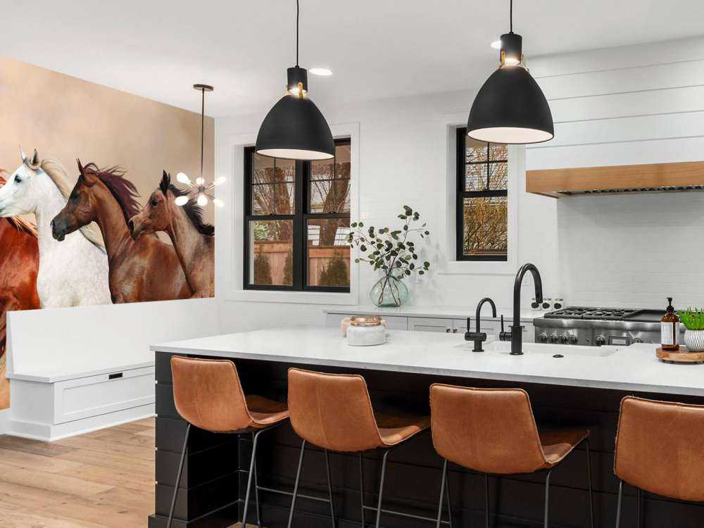 Galopujące konie w burzy piaskowej