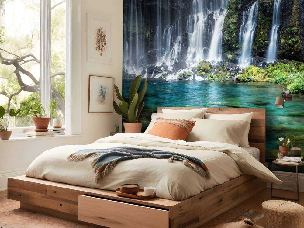 Panorama wodospadu z turkusową, błękitną wodą