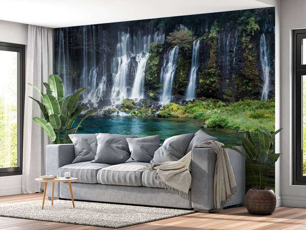 Panorama wodospadu z turkusową, błękitną wodą