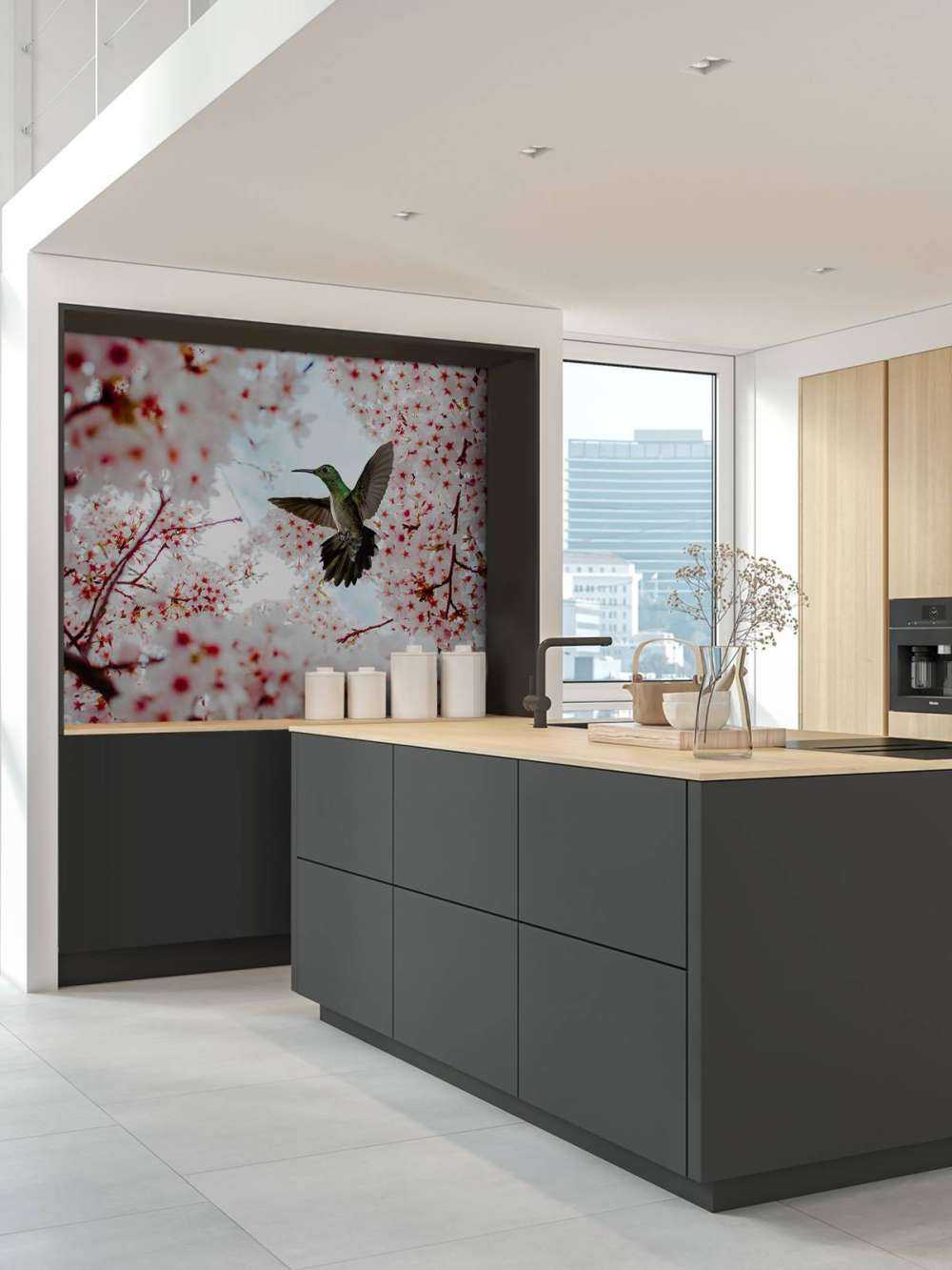 Koliber między kwiatami