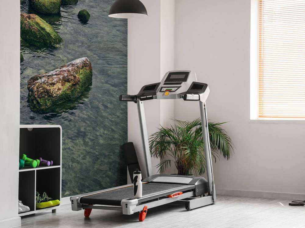 Skały nad górskim jeziorem