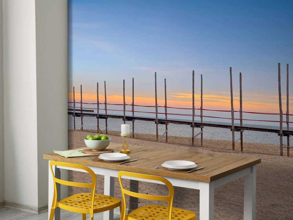 Długie molo z drewnianymi słupkami